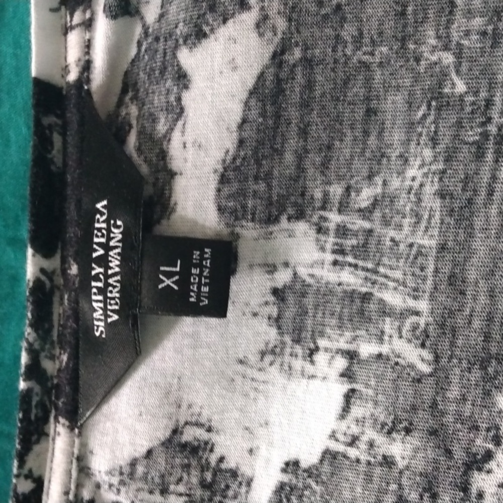 Simply Vera Vera Wang XL Short Sleeve Rayon Top In Black And White Abstract - Picture 5 of 7